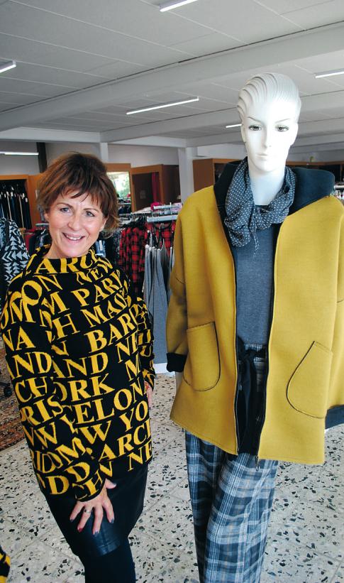 Andrea Nickel trägt aus der eigenen Tatex-Kollektion einen Pullover in den neuen Herbstfarben Andrea Nickel trägt aus der eigenen Tatex-Kollektion einen Pullover in den neuen Herbstfarben