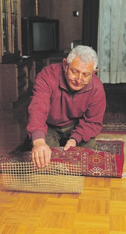 Auch eine Anti-Rutschmatte unterm Teppich verhindert Stürze Auch eine Anti-Rutschmatte unterm Teppich verhindert Stürze