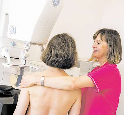 Geschulte Mitarbeiterinnen des Mammographie-Screening Zentrums gestalten die Untersuchung für Frauen so wenig belastend wie möglich Foto: Mammographie-Screening-Zentrum Geschulte Mitarbeiterinnen des Mammographie-Screening Zentrums gestalten die Untersuchung für Frauen so wenig belastend wie möglich Foto: Mammographie-Screening-Zentrum