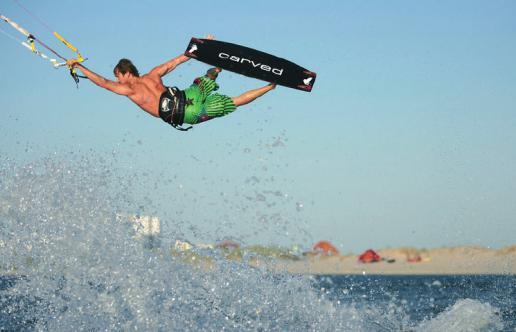 Auf der Insel Fehmarn zeigen die besten Kite-Surfer ihr Können FOTO: STEFAN SCHALLER