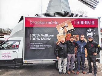 Das erste Elektrofahrzeug ist da: Jens Schröder (Street Soccer), Tim Lessau, Emil Heckelen (Autohaus Hugo Pfohe), Mark Lessau (von links) Foto: BM Das erste Elektrofahrzeug ist da: Jens Schröder (Street Soccer), Tim Lessau, Emil Heckelen (Autohaus Hugo Pfohe), Mark Lessau (von links) Foto: BM