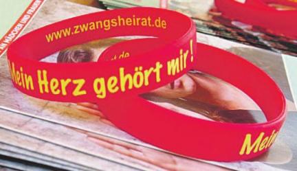 Mein Herz gehört mir – und es kann auch gebrochen werden, wenn eine aus freien Stücken eingegangene Liebe nicht so verläuft, wie erhofft. Bei einer Zwangsehe wird mit dem Herzen die Persönlichkeit gebrochen, das Ich entwendet. TERRE DES FEMMES