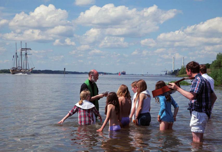 Taufe am Elbstrand FOTO: FLORIAN SCHRÖTER
