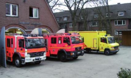 Einsatzfahrzeuge warten auf Bewunderer