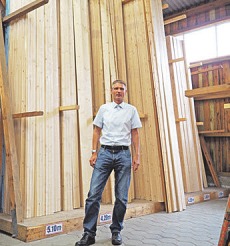Inhaber Detlef H. Gaycken im großen Lager. Dort werden Hölzer mit einer Länge von 13 Metern gelagert Foto: cs Inhaber Detlef H. Gaycken im großen Lager. Dort werden Hölzer mit einer Länge von 13 Metern gelagert Foto: cs