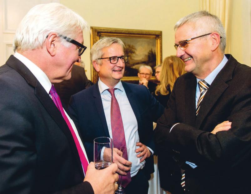 Außenminister Dr. Frank-Walter Steinmeier, Manfred Braun Geschäftsführer der Funke Mediengruppe (rechts), und Jörg Quoos, Chefredakteur der Funke-Zentralredaktion. CHRISTIAN KRUPPA