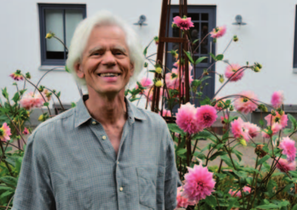 Hinrich Gauerke findet Anregung im Garten vor dem Atelier Hinrich Gauerke findet Anregung im Garten vor dem Atelier