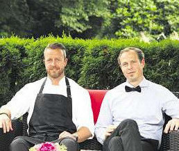 Küchenmeister Tim Riebling (links) und Hotelier Philipp Riebling laden herzlich in die Tangstedter Mühle ein Foto:Tina Jordan Küchenmeister Tim Riebling (links) und Hotelier Philipp Riebling laden herzlich in die Tangstedter Mühle ein Foto:Tina Jordan