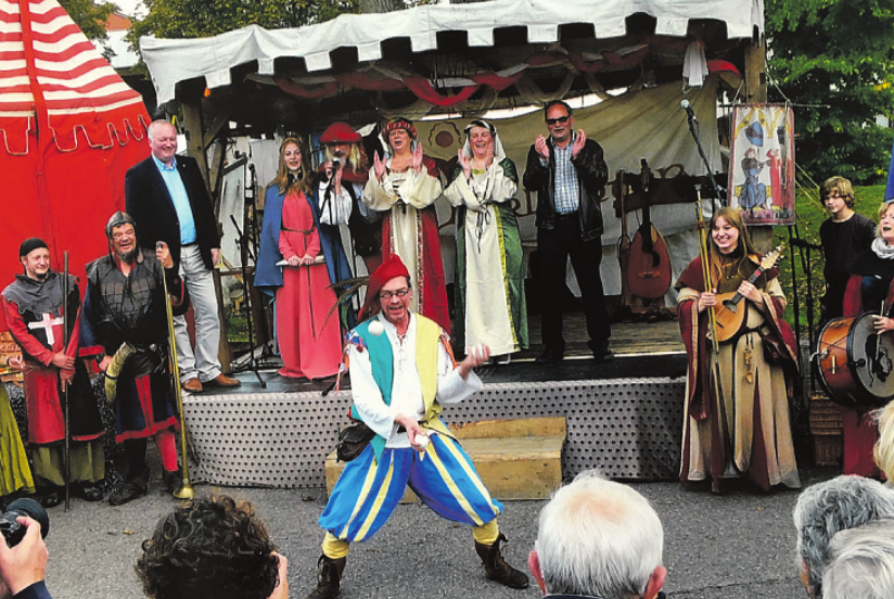 Darsteller und Mitwirkende kleideten sich in fantasievolle mittelalterlich wirkende Gewänder und vom Gaukler bis zur passenden Musik war alles vertreten. Darsteller und Mitwirkende kleideten sich in fantasievolle mittelalterlich wirkende Gewänder und vom Gaukler bis zur passenden Musik war alles vertreten.
