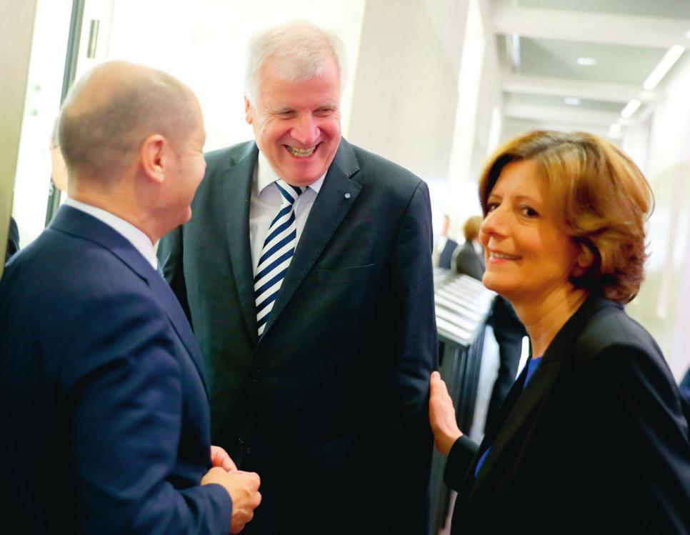Gute Laune über den neuen Finanzausgleich: Olaf Scholz (Hamburg), Horst Seehofer (Bayern) und Malu Dreyer (Rheinland-Pfalz) am 14. Oktober 2016 im Bundesrat. Dass die Grundsatzeinigung den Ländern die finanzielle Autonomie nimmt und auf eine Aushöhlung des Föderalismus hinausläuft, scheint die Länderchefs nicht zu verdrießen. PICTURE ALLIANCE/DPA/KAY NIETFELD