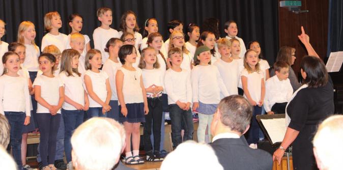Siebtklässler und -klässlerinnen singen, was die Kehlen hergeben. Unter der Regie ihrer Musiklehrerinnen Christiane Jessel (Piano) und Susanne Stephan (Chorleiterin)