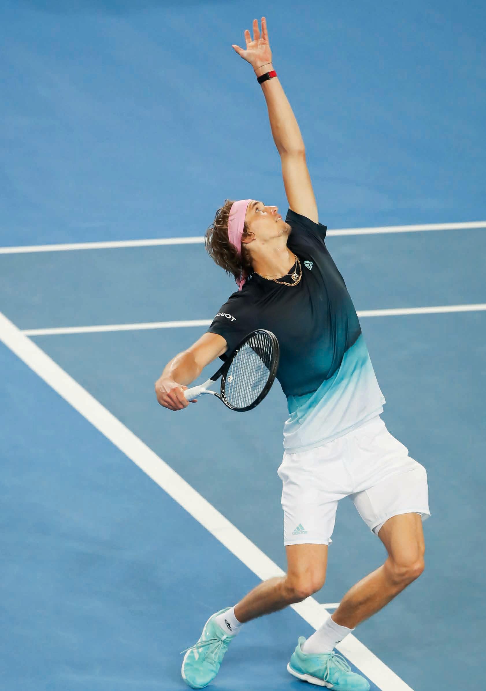 Alexander Zverev beim Aufschlag. Teilweise verschenkt er zurzeit beinahe einen ganzen Satz durch Doppelfehler. Foto Jürgen Hasenkopf. Alexander Zverev beim Aufschlag. Teilweise verschenkt er zurzeit beinahe einen ganzen Satz durch Doppelfehler. Foto Jürgen Hasenkopf.