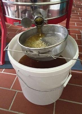 Hier wird der Honig vorgesiebt Hier wird der Honig vorgesiebt