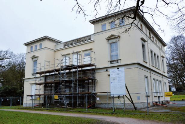 Die rückwärtige Fassade mit Resten des Gerüsts