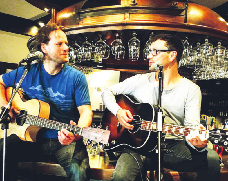 Dierk Hess (links) und Lennart A. Salomon lassen sich am Freitag, 10. Mai, auf den Tresen bei „Von Stamm“ für ein Konzert nieder Foto: privat Dierk Hess (links) und Lennart A. Salomon lassen sich am Freitag, 10. Mai, auf den Tresen bei „Von Stamm“ für ein Konzert nieder Foto: privat
