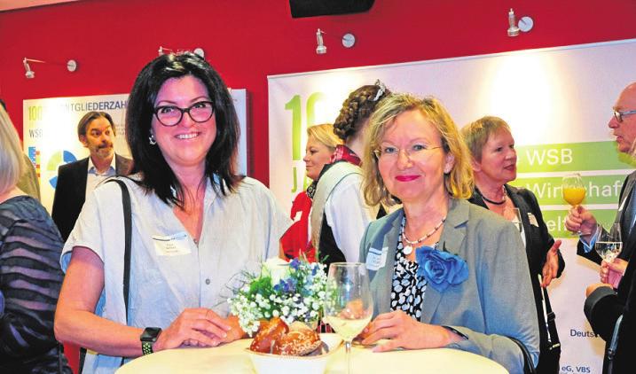 Katja Seifert vom Tanz House im Gespräch mit der Frauenärztin Dr. Annette Klöpper (Gynäkologikum Bergedorf). Katja Seifert vom Tanz House im Gespräch mit der Frauenärztin Dr. Annette Klöpper (Gynäkologikum Bergedorf).