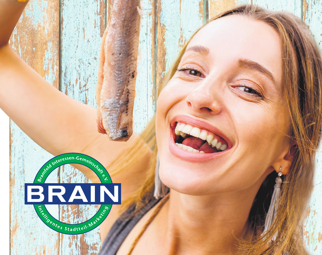 So genießt man Matjes: Die Filets werden an der Schwanzflosse gefasst und über den Kopf gehoben. Der Kopf wird in den Nacken geneigt und dann lässt man den Matjes genüsslich in den Mund gleiten So genießt man Matjes: Die Filets werden an der Schwanzflosse gefasst und über den Kopf gehoben. Der Kopf wird in den Nacken geneigt und dann lässt man den Matjes genüsslich in den Mund gleiten