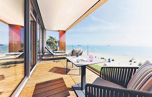 Zimmer mit Aussicht: Idealer Platz zum genussvollen Nichtstun Foto: Upstalsboom Wellness Resort Südstrand Zimmer mit Aussicht: Idealer Platz zum genussvollen Nichtstun Foto: Upstalsboom Wellness Resort Südstrand