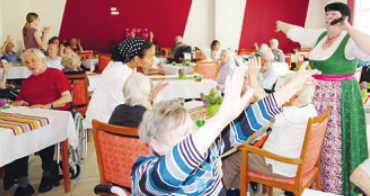 Die Sängerin und Entertainerin Heidi Hedtmann sorgt in der Senioren Residenz Rellingen am 14. Mai für Stimmung Fotos: Senioren Residenz Rellingen Die Sängerin und Entertainerin Heidi Hedtmann sorgt in der Senioren Residenz Rellingen am 14. Mai für Stimmung Fotos: Senioren Residenz Rellingen