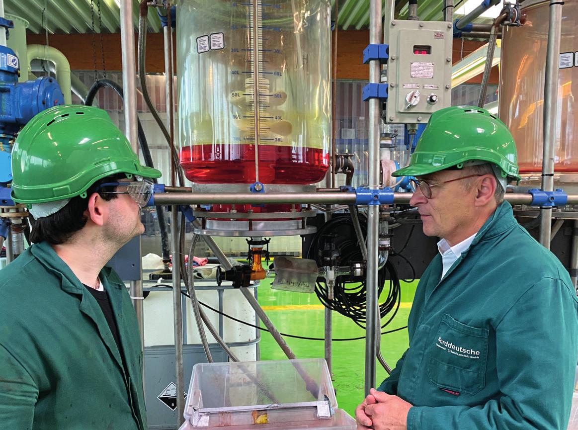 Firmengründer Dr. Mathias Kruse (r.) beobachtet mit einem Mitarbeiter die Herstellung von Gold, das bei NES zu eigenen Barren geprägt wird.  Firmengründer Dr. Mathias Kruse (r.) beobachtet mit einem Mitarbeiter die Herstellung von Gold, das bei NES zu eigenen Barren geprägt wird.