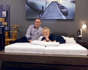 Das Bett in der Farbe Vintage grey gefällt Klaus und Regina Nielsen besonders gut, weil es leicht aussieht, obwohl es aus massivem Akazienholz gefertigt wurde Foto: Sabine Skibbe Das Bett in der Farbe Vintage grey gefällt Klaus und Regina Nielsen besonders gut, weil es leicht aussieht, obwohl es aus massivem Akazienholz gefertigt wurde Foto: Sabine Skibbe