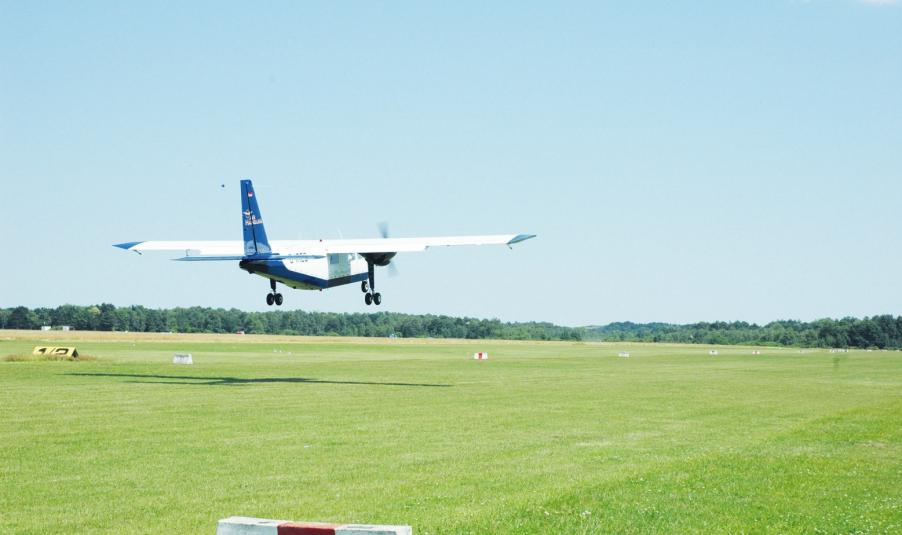 Vom Flugplatz Uetersen/Heist kann man auch zu Rundflügen über die Marsch und Geest starten, um die eigene Heimat aus der Vogelperspektive zu betrachten. Foto: Kuno Klein Vom Flugplatz Uetersen/Heist kann man auch zu Rundflügen über die Marsch und Geest starten, um die eigene Heimat aus der Vogelperspektive zu betrachten. Foto: Kuno Klein