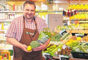 Kai-Olaf Schmidtsen präsentiert seine Frischeabteilung. Im Hintergrund stehen erlesene Kosmetikprodukte. Foto: Kasdorff Kai-Olaf Schmidtsen präsentiert seine Frischeabteilung. Im Hintergrund stehen erlesene Kosmetikprodukte. Foto: Kasdorff