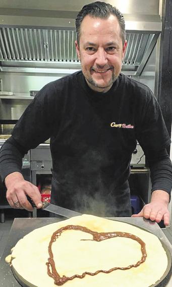 Crêpe mit Herz: René Breitbach vom Curry Pavillon Geesthacht ist auch in diesen Zeiten für seine Kunden da. Foto: privat Crêpe mit Herz: René Breitbach vom Curry Pavillon Geesthacht ist auch in diesen Zeiten für seine Kunden da. Foto: privat