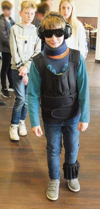 Die Teilnehmer des Boys‘Days, die sich in den Pflegeeinrichtungen Steinbuck beworben hatten, probten, wie es sich anfühlt, wenn ein alter und gehandicapter Mensch sich bewegt. „Gert“, so heißt das Animationsmodell, machte es den Schülern ganz schön schwer Foto: Steinbuck Die Teilnehmer des Boys‘Days, die sich in den Pflegeeinrichtungen Steinbuck beworben hatten, probten, wie es sich anfühlt, wenn ein alter und gehandicapter Mensch sich bewegt. „Gert“, so heißt das Animationsmodell, machte es den Schülern ganz schön schwer Foto: Steinbuck