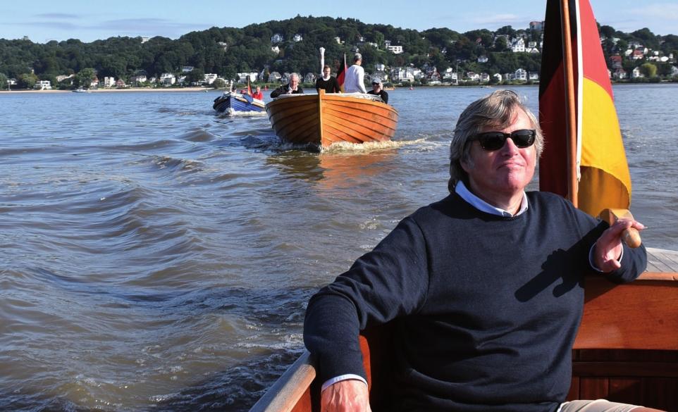 Achaz Prinz Reuss in seinem Tuckerboot Am 1. September treffen sich einige Dutzend dieser Traditionsschiffe in Buxtehude. FOTO: KATI KRAUSE