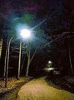 Die Wege entlang der Alster sind hell beleuchtet Die Wege entlang der Alster sind hell beleuchtet