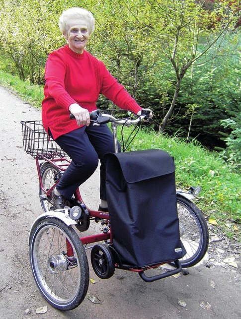 Margarete M. auf ihrem Dreirad