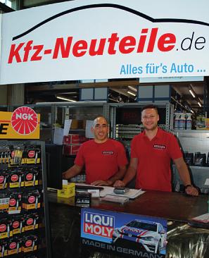 Praktisch: Gerade in Corona-Zeiten kann man bei Angelo Graci und Tim Kiesow KFZ-Neuteile online ordern Fotos: Tina Jordan Praktisch: Gerade in Corona-Zeiten kann man bei Angelo Graci und Tim Kiesow KFZ-Neuteile online ordern Fotos: Tina Jordan