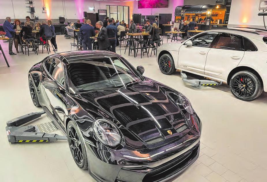 „Destination Porsche“ – da wird sogar der Blick in die Werkstatt zum Erlebnis! Fotos: Andresen-Schneehage „Destination Porsche“ – da wird sogar der Blick in die Werkstatt zum Erlebnis! Fotos: Andresen-Schneehage