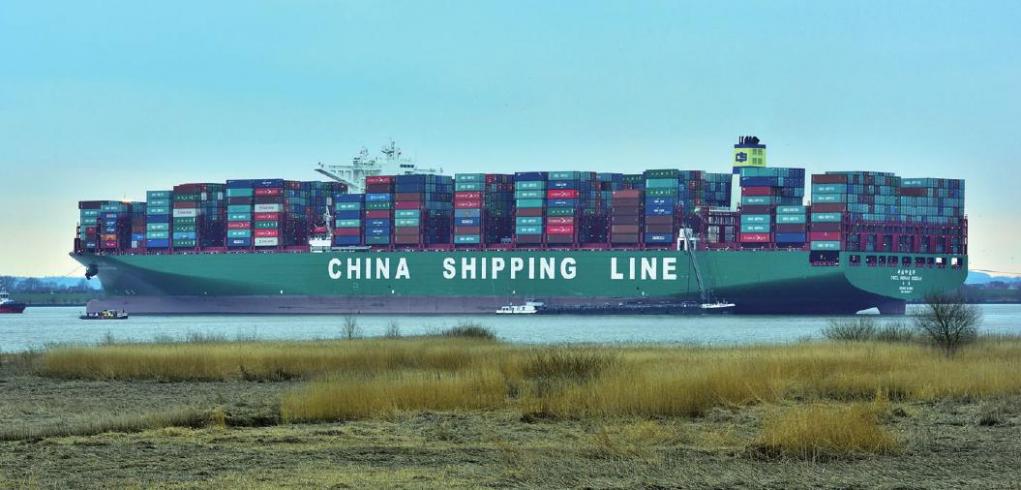 Die „CSCL Indian Ocean“ vor Stade. Das 400 Meter lange Containerschiff beherrschte tagelang die Schlagzeilen der Tagespresse. Schließlich konnte es seine Reise fortsetzen. FOTO: FRANK SCHWICHTENBERG, CREATIVECOMMONS LIZENZ