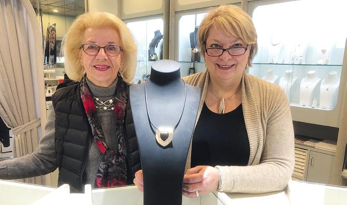 Dorit Glasner (l.) und ihre Mitarbeiterin Susann Sager vom Schmuck Studio Pinneberg haben eine große Auswahl an individuell gefertigtem Schmuck und arbeiten Erbstücke um Foto: Sabine Skibbe Dorit Glasner (l.) und ihre Mitarbeiterin Susann Sager vom Schmuck Studio Pinneberg haben eine große Auswahl an individuell gefertigtem Schmuck und arbeiten Erbstücke um Foto: Sabine Skibbe