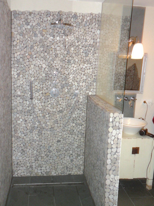 Barrierefreie Dusche mit Handbrause und Tellerbrausekopf