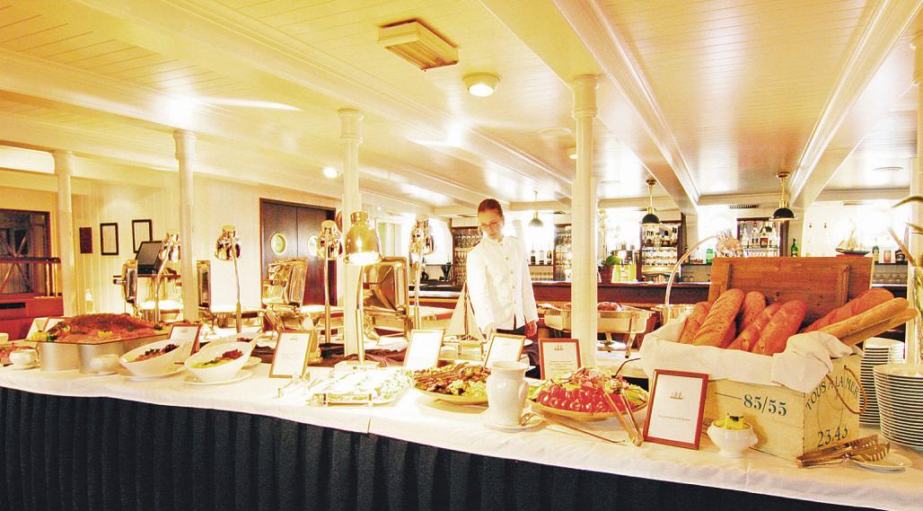 Das Büffet ist angerichtet: Blick in einen Veranstaltungsraum auf der Rickmer Rickmers   Das Büffet ist angerichtet: Blick in einen Veranstaltungsraum auf der Rickmer Rickmers