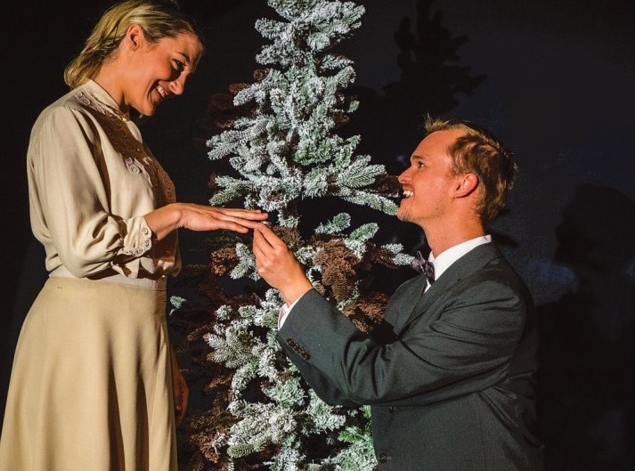 Scrooge erinnert sich an seine alte Liebe Belle. Foto: Kellertheater Scrooge erinnert sich an seine alte Liebe Belle. Foto: Kellertheater