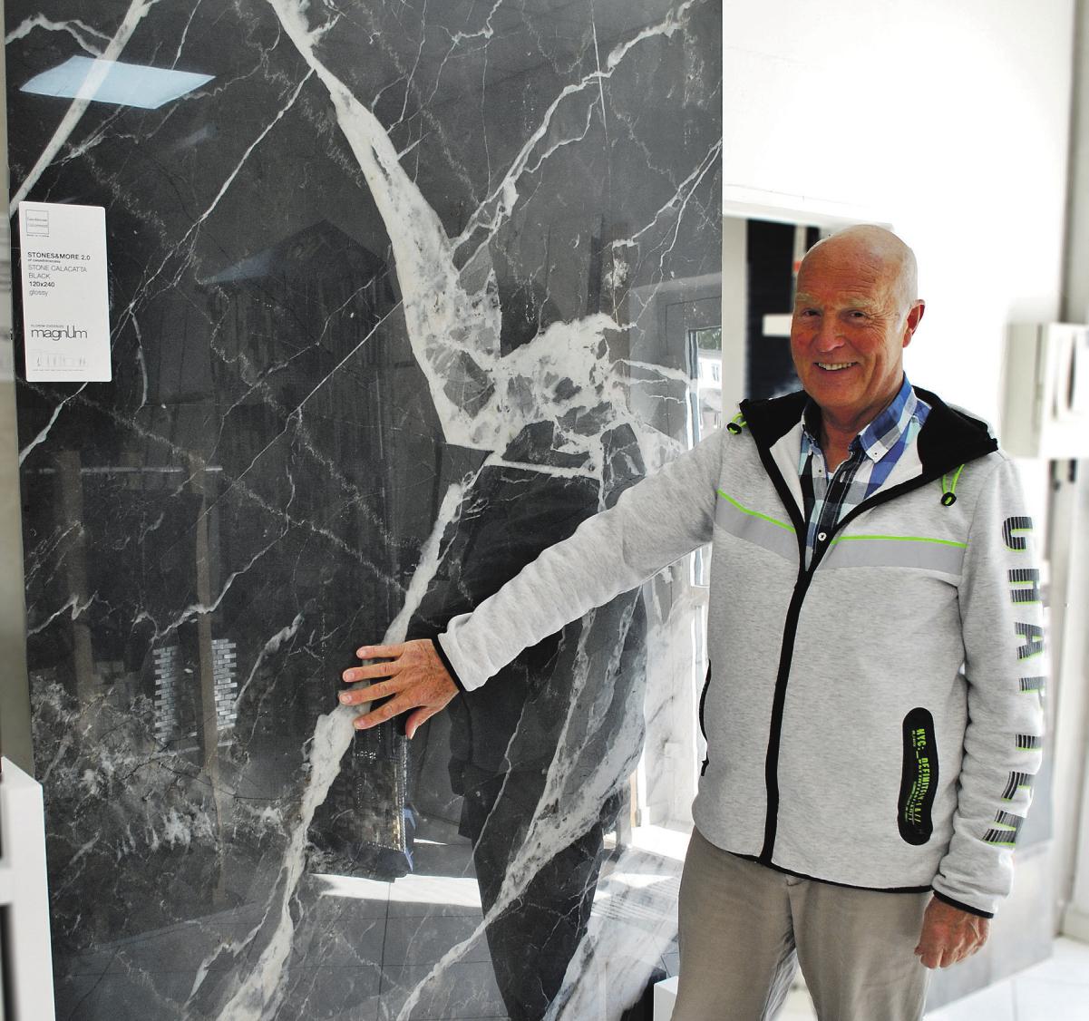 Rolf Kretzschmar hat jetzt großflächige Keramik- Fliesen im Angebot. Sie sind auf dem Fliesen-Sektor das absolute Novum, reichen vom Boden bis zur Decke und sind nahezu fugenfrei Fotos: Tina Jordan Rolf Kretzschmar hat jetzt großflächige Keramik- Fliesen im Angebot. Sie sind auf dem Fliesen-Sektor das absolute Novum, reichen vom Boden bis zur Decke und sind nahezu fugenfrei Fotos: Tina Jordan