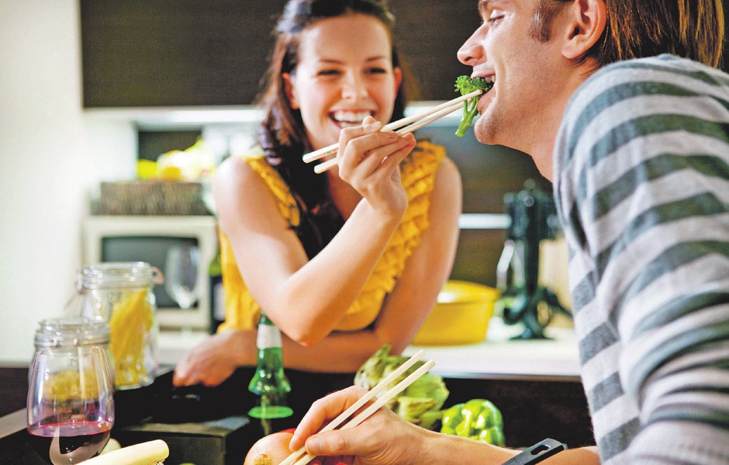 Leckermäulern kann man zu Weihnachten mit einem Koch-, Back- oder Dessertkurs eine Freude machen Fotos (3): djd/mydays.de/GettyImages/MarkHall/BrandX Leckermäulern kann man zu Weihnachten mit einem Koch-, Back- oder Dessertkurs eine Freude machen Fotos (3): djd/mydays.de/GettyImages/MarkHall/BrandX