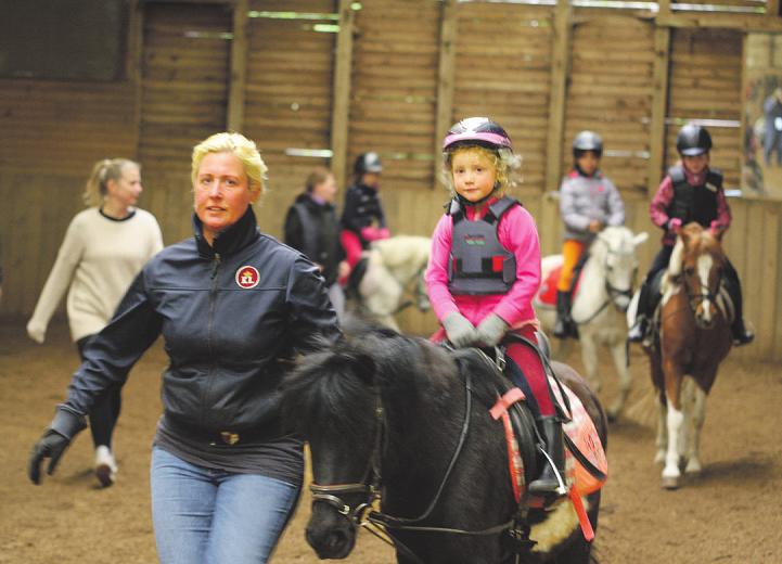 Reitunterricht mit den Jüngsten, ein Elternteil führt das Pony Fotos: Frauke Pöhlsen Reitunterricht mit den Jüngsten, ein Elternteil führt das Pony Fotos: Frauke Pöhlsen