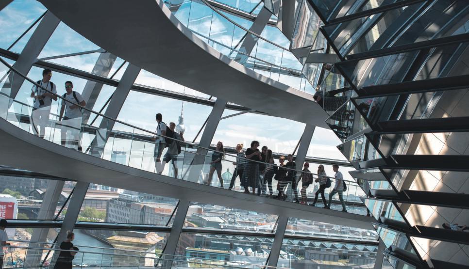Transparenz an der Schaltstelle deutscher Politik: Besucher in der Kuppel des Reichstags. Freie Sicht in alle Richtungen. In den politischen Alltag unter der Kuppel allerdings könnte nach der Bundestagswahl am 24. September 2017 die neue Undurchsichtigkeit einziehen, die sich schon in den Landtagen ausbreitet – flatterhafte Wechselwähler und Wahlabstinenz machen die repräsentative Demokratie zu einem Glücksspiel. IMAGO/UWE STEINERT