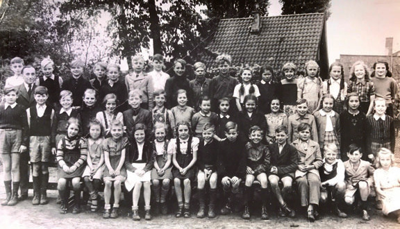 ... und 1948. Hans Georg Rodatz ganz links