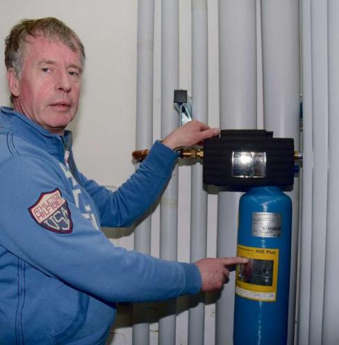 Uwe Brandt, Meister des Gas- und Installateurhandwerks, zeigt ein vorschriftsmäßig eingebautes Ventil, um Heizungswasser aus dem Trinkwasserkreislauf nachzufüllen Foto: Kuno Klein Uwe Brandt, Meister des Gas- und Installateurhandwerks, zeigt ein vorschriftsmäßig eingebautes Ventil, um Heizungswasser aus dem Trinkwasserkreislauf nachzufüllen Foto: Kuno Klein