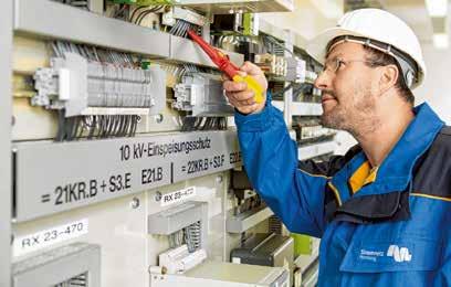 Eine hochspannende Sache. Ein Stromnetz-Mitarbeiter in einem Umspannwerk Foto: Stromnetz Hamburg/Torsten Kollmer Eine hochspannende Sache. Ein Stromnetz-Mitarbeiter in einem Umspannwerk Foto: Stromnetz Hamburg/Torsten Kollmer