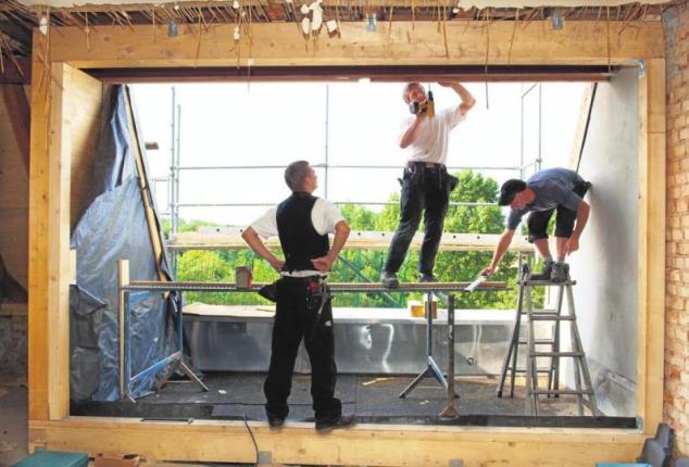 Ein deutlicher Raumgewinn lässt sich durch den Ausbau des Dachgeschosses erzielen. Parallel wird das Dach nach dem neuesten Standard energiesparend gedämmt. Foto:Andreas Taubert / LBS Ein deutlicher Raumgewinn lässt sich durch den Ausbau des Dachgeschosses erzielen. Parallel wird das Dach nach dem neuesten Standard energiesparend gedämmt. Foto:Andreas Taubert / LBS