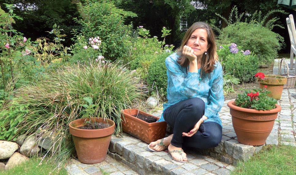 Birgit Goldberg auf ihrer Terrasse in Othmarschen