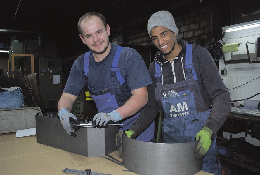 Pascal Hohn (links) und Teklu Teame haben eine Spannfutterabdeckung für eine Drehmaschine gebaut Fotos: Jordan Pascal Hohn (links) und Teklu Teame haben eine Spannfutterabdeckung für eine Drehmaschine gebaut Fotos: Jordan