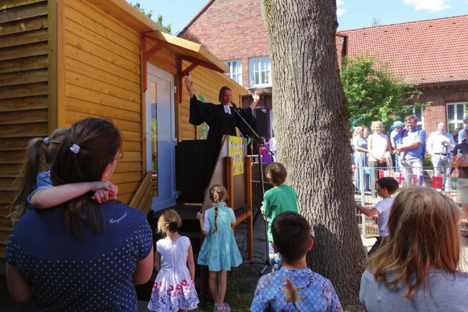 Pastorin Annika Woydack bei der Einweihung des Bauwagens bei der Kita Paulus FOTO: K. MÜLLER